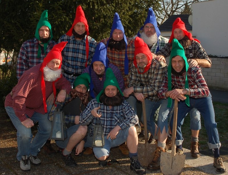 Die Mainfinken als Zwerge verkleidet: elf Sänger mit bunten Zipfelmützen, Bärten, Karohemden, Laternen und Schaufeln