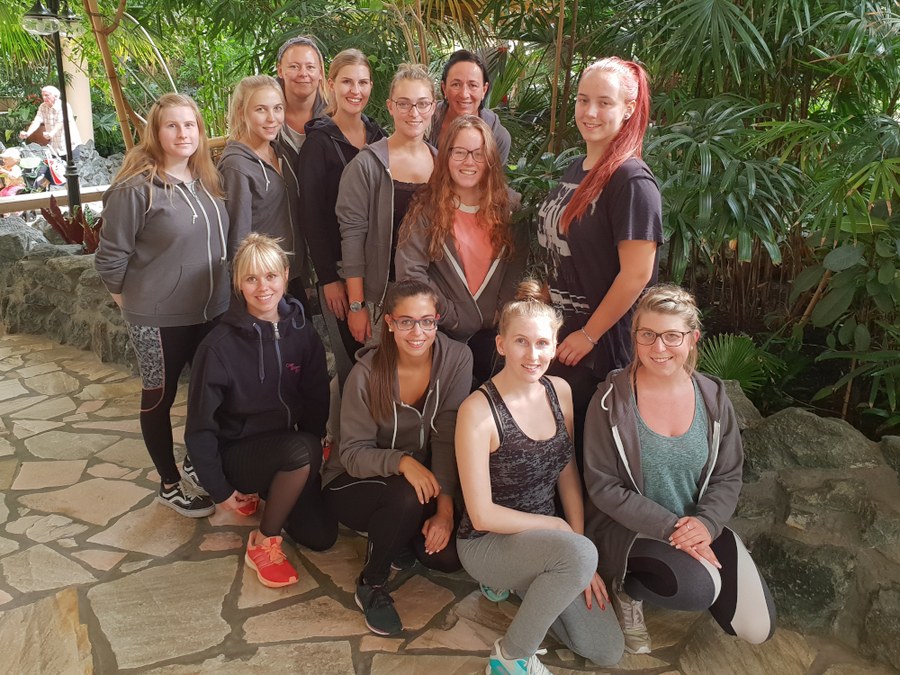 Die Tänzerinnen der Crazy Schimmel Dancers in Trainingskleidung als Gruppenbild zwischen Palmen im Center Parc