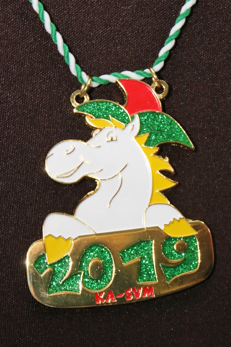Der Sitzungsorden 2019 der SVM-Karnevalabteilung an grün-weißer Kordel: ein lachender Schimmel mit Narrenkappe über der glitzernden Jahreszahl 2019 und dem Schriftzug KA-SVM