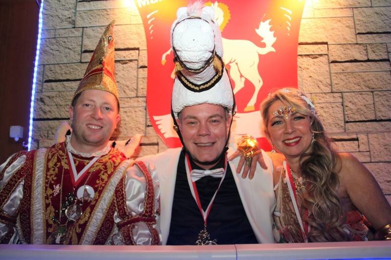 Das Mainflinger Dreigestirn 2023: Prinz Christian I. im roten Ornat, Schimmel Dirk I. mit weißer Pferdekopfmütze und Seejungfrau Ingrid I.