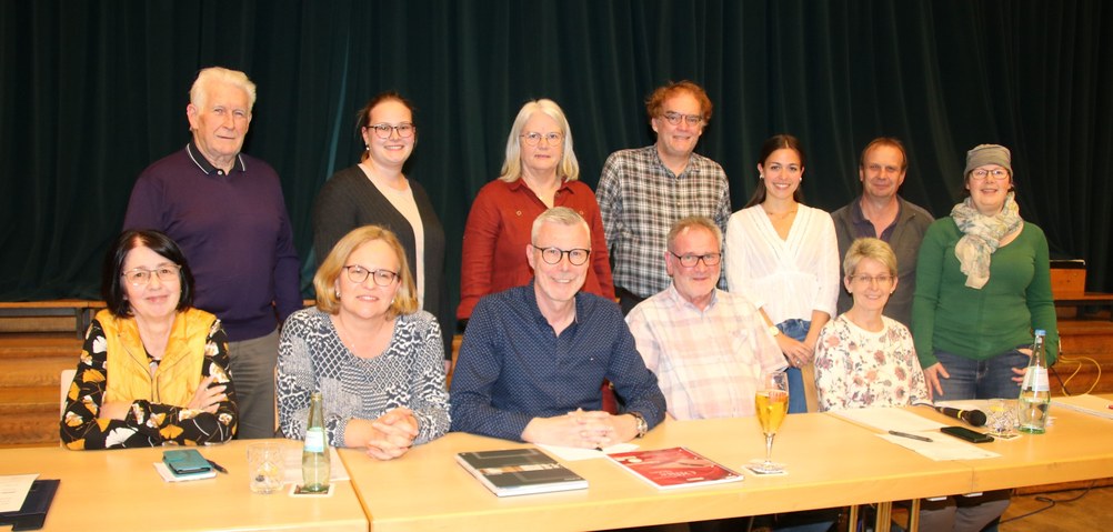 Der Vorstand der Sängervereinigung beim Gruppenbild an der Tischreihe der Jahresversammlung