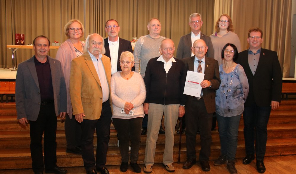 Gruppenbild der geehrten Jubilare mit den Vorstandsmitgliedern auf der Bühne des Bürgerhauses